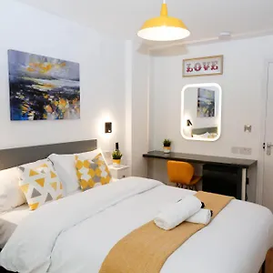  Accommodatie bij particulieren New Luxury In The Heart Of Next To Shops, Cafes, Bars & Metro With Shared Bathrooms